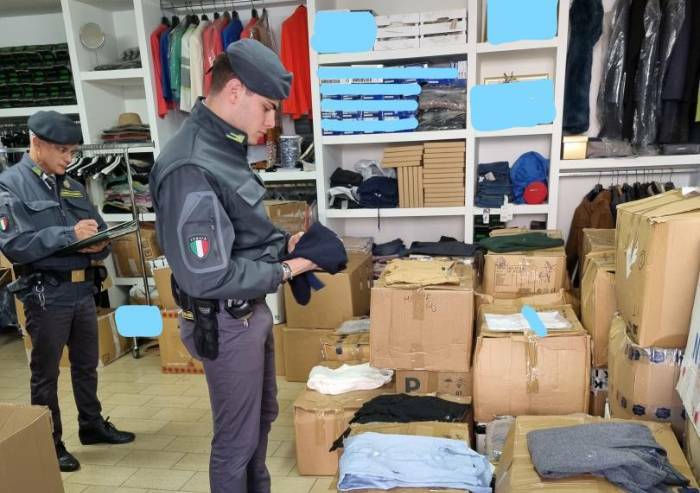 Vignola, laboratorio di vestiti contraffatti: sequestrati 6mila capi