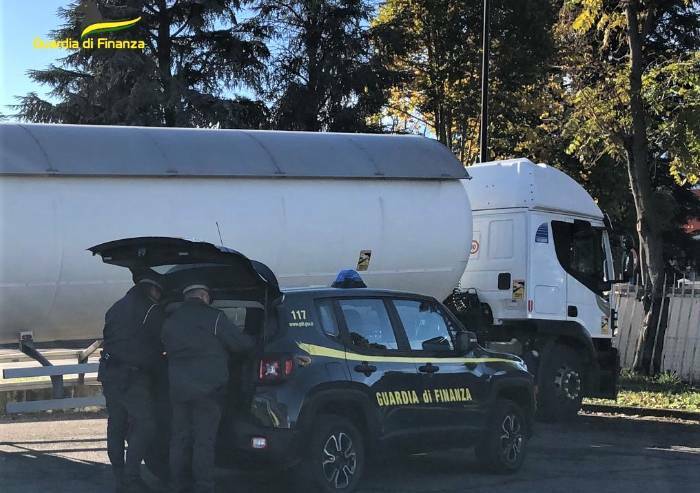 Irregolarità sui prezzi carburante: multati 25 distributori