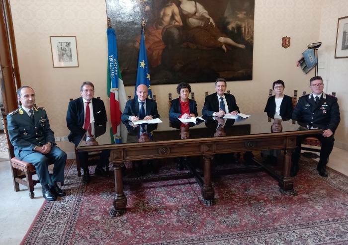 Modena, videosorveglianza a bordo dei bus: accordo in Prefettura