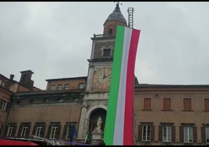 Modena, tricolore di 15 metri celebra la patrona dei Vigili del fuoco