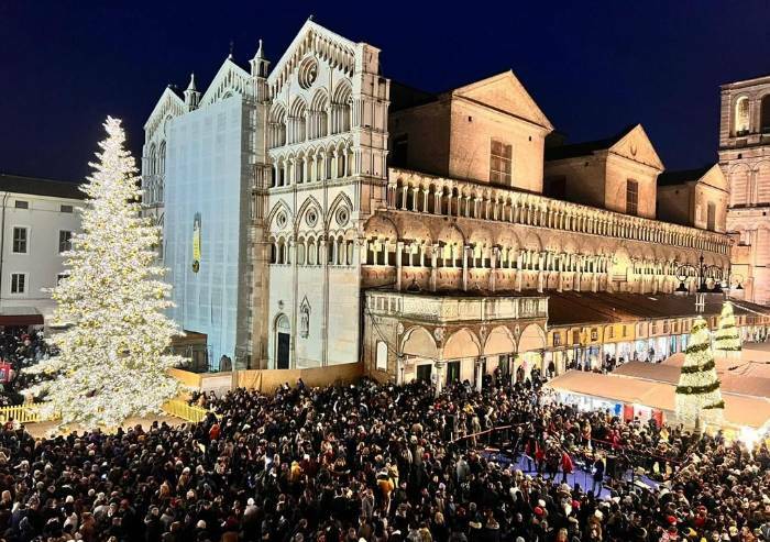 Spettacolo a Ferrara: la piazza natalizia è un tripudio di luci