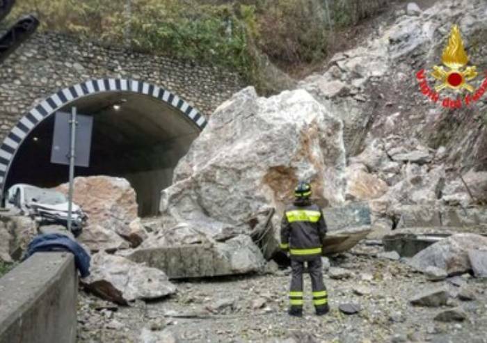 Frana sulla Statale a Lecco, furgone distrutto dai massi: illesi gli occupanti
