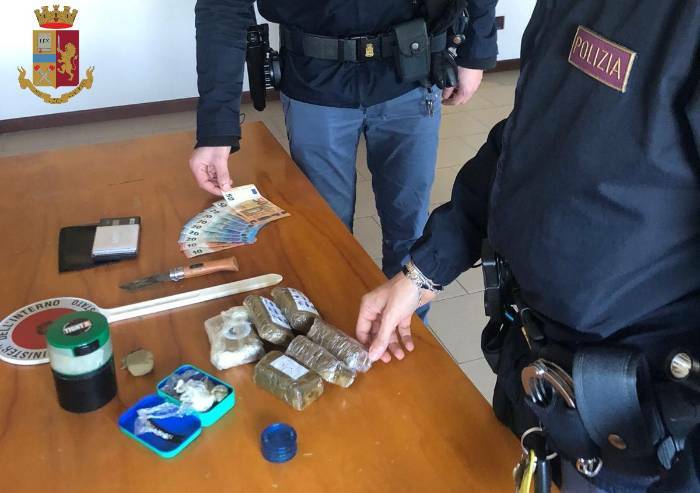Quattro etti di hashish sotto il sedile dell'auto e due a casa: tre ventenni arrestati