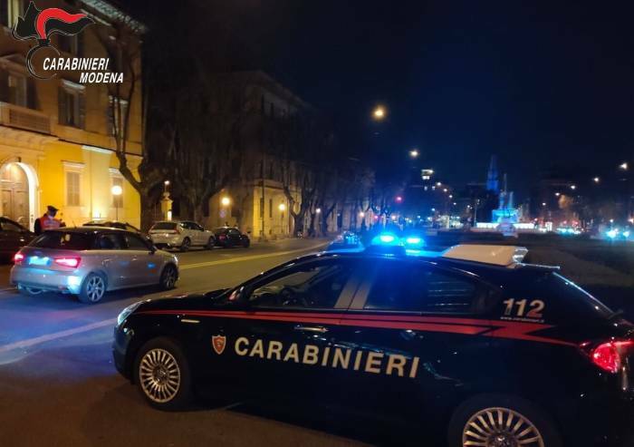 Modena, giravano con una mazza da baseball in auto: 2 denunciati