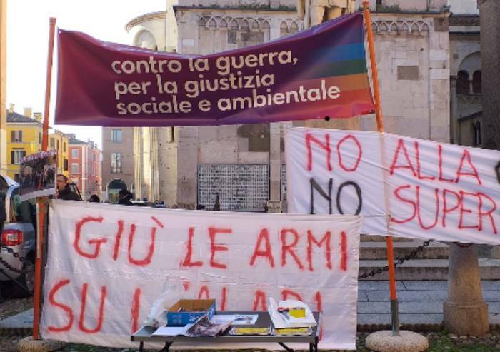 Modena, manifestazione in piazza: 'Via le armi, giù le bollette'