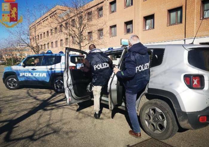 Sfonda vetrina banca e resiste ai poliziotti: arrestato 23enne