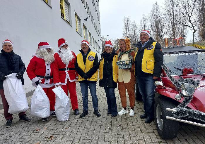 Sassuolo, Babbo Natale sulle auto d’epoca porta doni alla pediatria