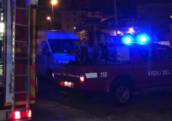 Incendio a Serramazzoni nella notte: i carabinieri salvano 20 persone