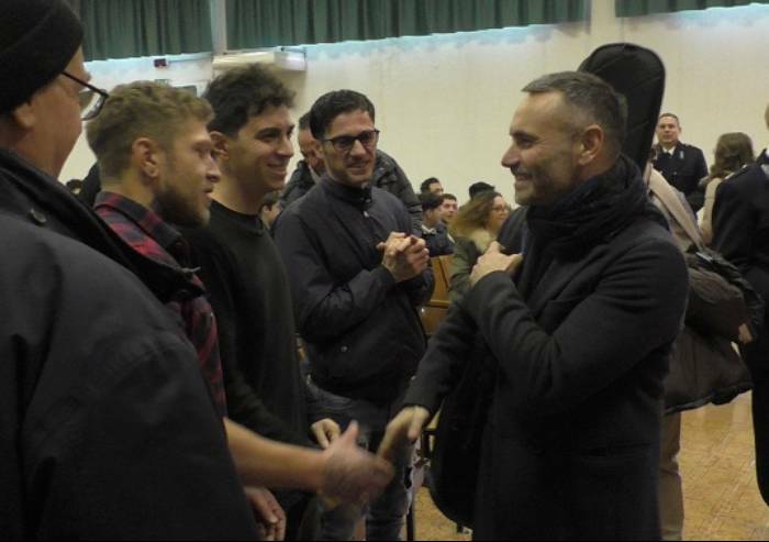 L'abbraccio dei detenuti a Nek: 'Il vostro invito è un bellissimo regalo'