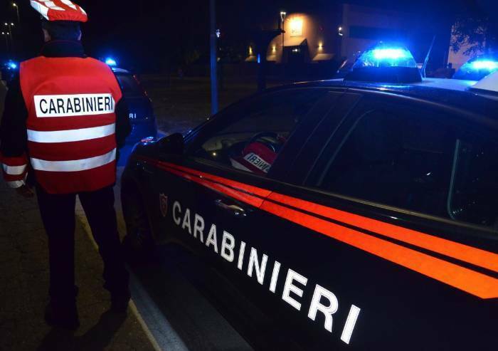 Riceve una notifica, si scaglia contro gli ufficiali: arrestato