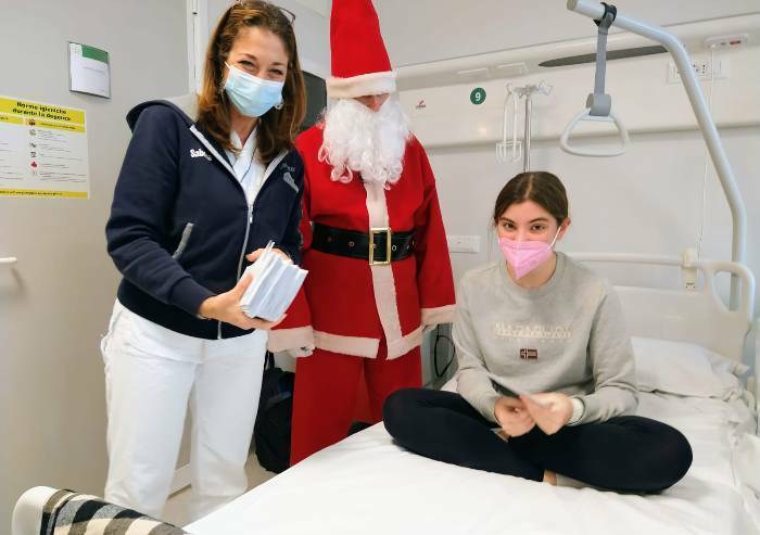 Modena, i bimbi portano gli auguri ai pazienti ricoverati in ospedale