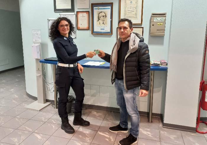 Perde il portafoglio: glielo restituiscono prima che se ne accorga