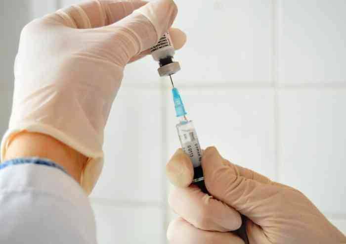 Reddito da vaccinazione: i compensi di medici di base e farmacisti per ogni dose anti-covid