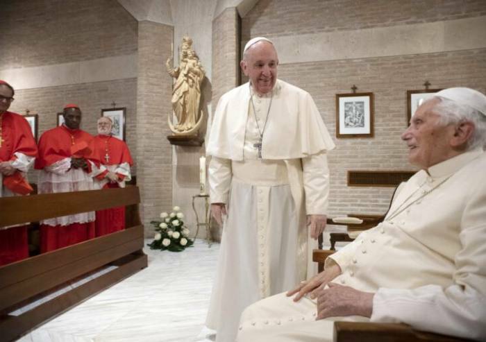 Papa Francesco chiede di pregare per Benedetto XVI: 'E’ molto malato'