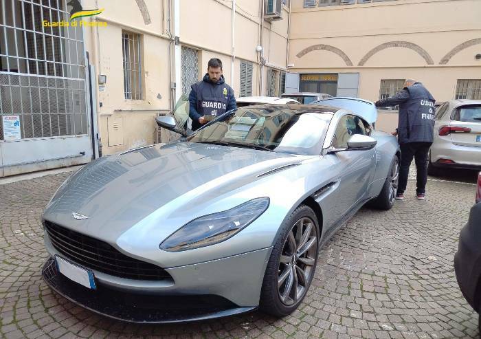 Reggio Emilia, maxi truffa: sequestrate 4 auto di lusso