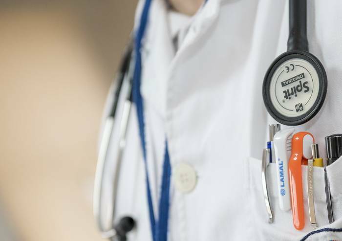 Castelfranco: non gradisce la cura, aggredisce medico alla casa della salute