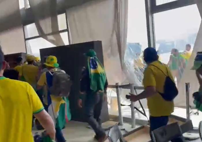 Brasile, sostenitori di Bolsonaro all’assalto dei palazzi del potere