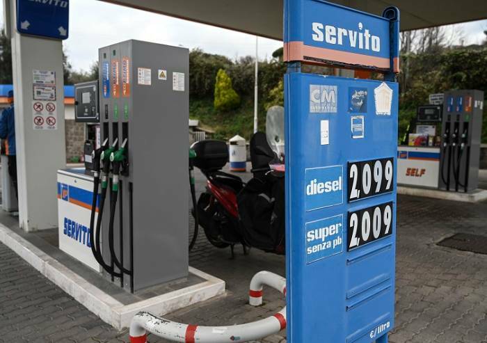 Caro carburanti, i benzinai: 'I controlli fateli sui prezzi sballati'