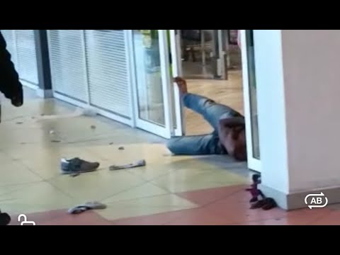 Tensione all'R-Nord: uomo alterato aggredisce la vigilanza e blocca l'accesso al supermercato: fermato