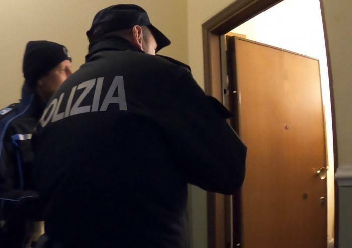 La Polizia bussa alla porta di 49 appartamenti in zona stazione: 71 persone controllate