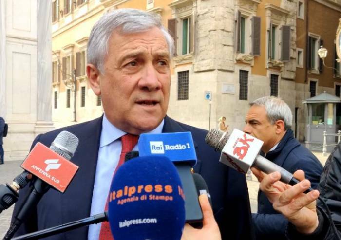 Il cortocircuito di Tajani: 'Sosteniamo la pace'. E plaude nuovo invio di armi