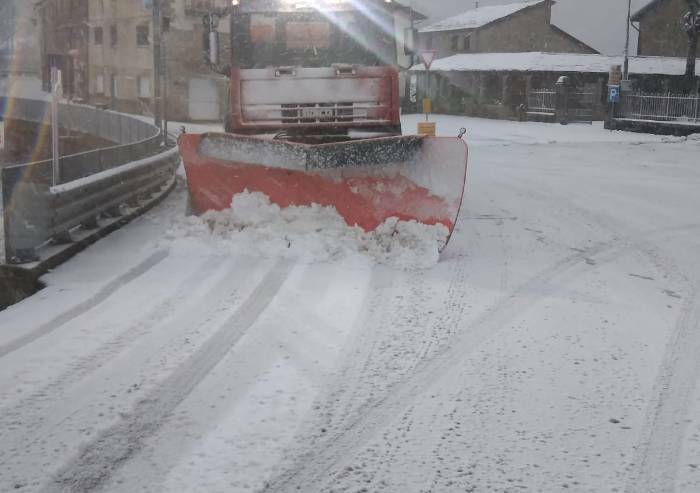Neve, sull'Estense disagi per camion fermi, in pianura si sparge sale
