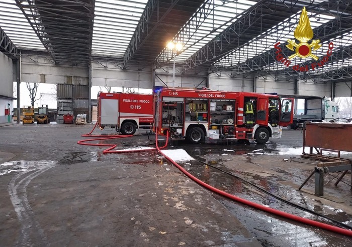 Incendio in azienda di zincatura a Modena