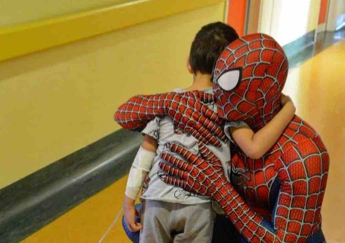 Mattia, da bimbo malato a Spiderman negli ospedali pediatrici