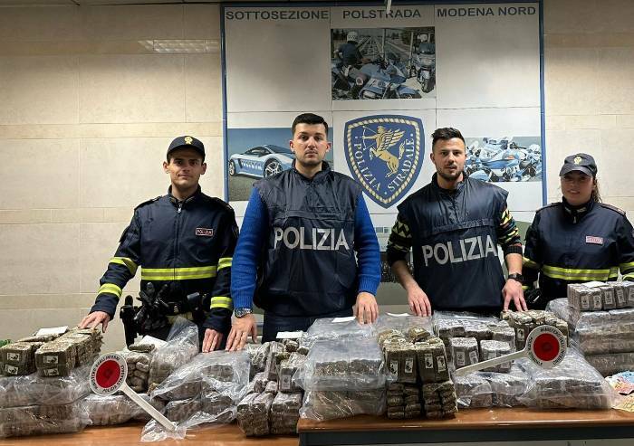 Modena, viaggiavano in autostrada con 164 chili di dorga: arrestati