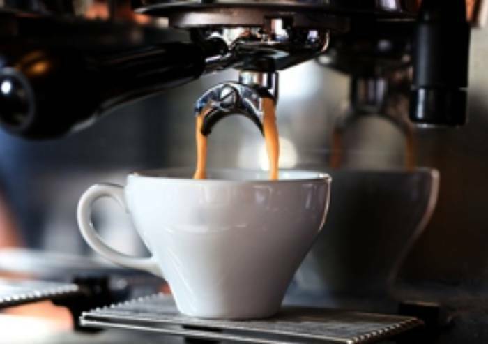 Dopo le 16.30 il caffè a banco costa 2 euro: succede a Modena