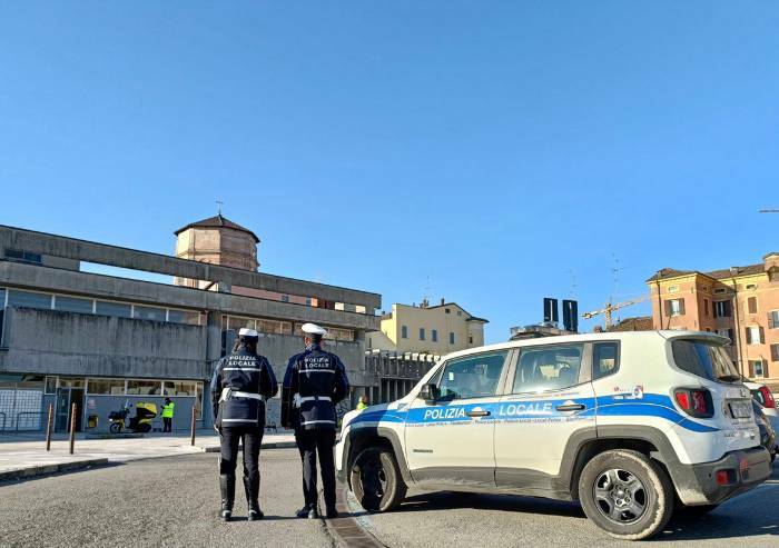 Carpi, rompe finestrini delle auto in sosta: denunciato 40enne