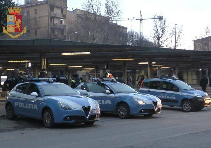 Modena, blitz della polizia in stazione: 109 persone identificate