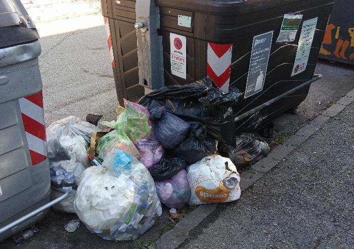 Caos rifiuti a Modena, disagi senza fine