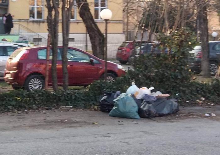 Modena, immondizia abbandonata a ogni angolo di strada