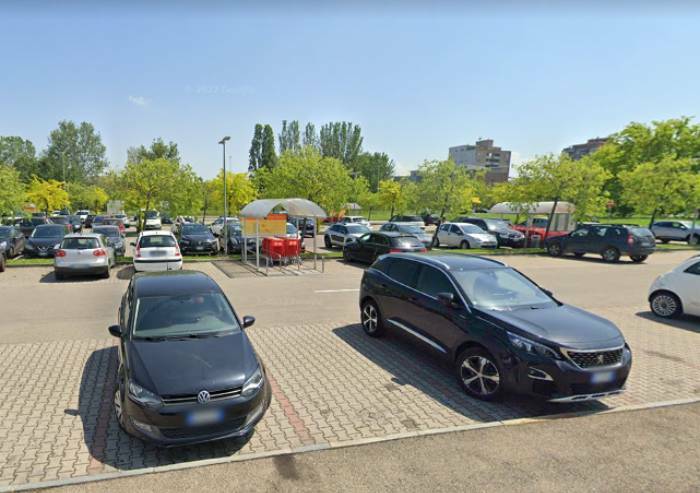Furto nel parcheggio dei Portali: due donne rubano borsetta a un'anziana