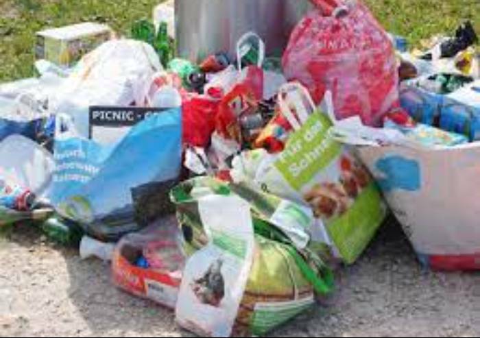 Caos rifiuti, Modena civica: 'Subito 4 microaree per conferimenti h24'