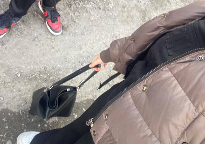 Due minorenni ritrovano borsa rubata e si prodigano per restituirla alla vittima