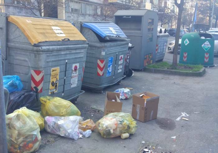 Caos rifiuti, immondizia indifferenziata pure nelle campane per vetro