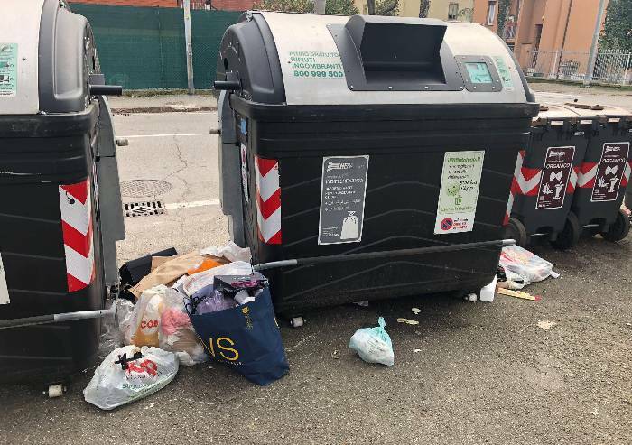 Modena, solo immondizia sotto il cielo di via delle Costellazioni