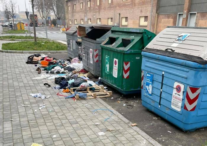 Modena, cassonetti svuotati ma i rifiuti restano in strada