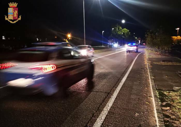 Parcheggia in via Wiligelmo con la cocaina sul cruscotto: denunciato