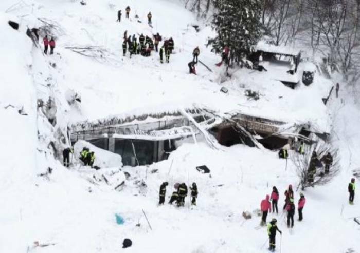 Processo Rigopiano, assolti 25 imputati su 30. Rabbia parenti vittime