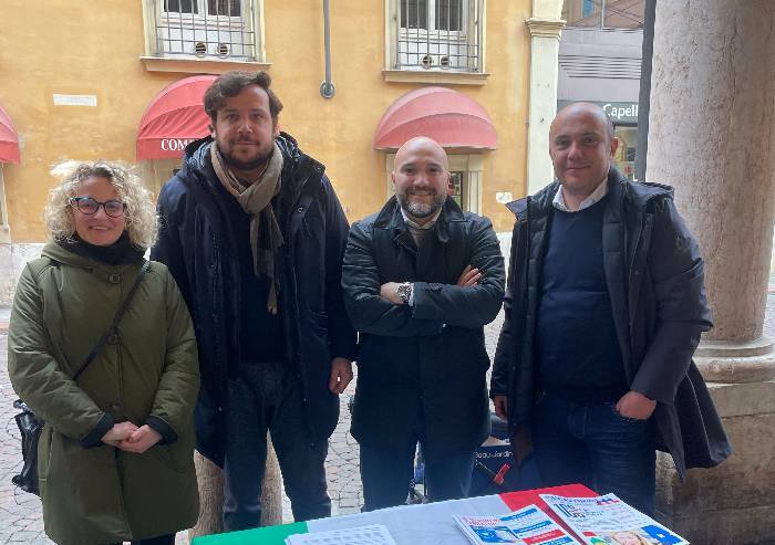 Caos rifiuti a Modena, centinaia di firme ai banchetti Fdi contro il porta a porta