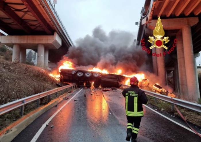 Tragedia in A1, tir precipita dal viadotto e si incendia: morto l'autista