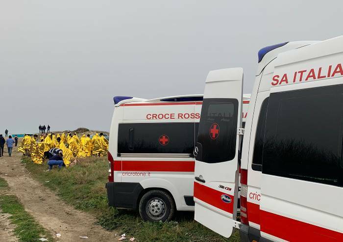 Barcone con 250 migranti si schianta sulle coste di Crotone: decine le vittime