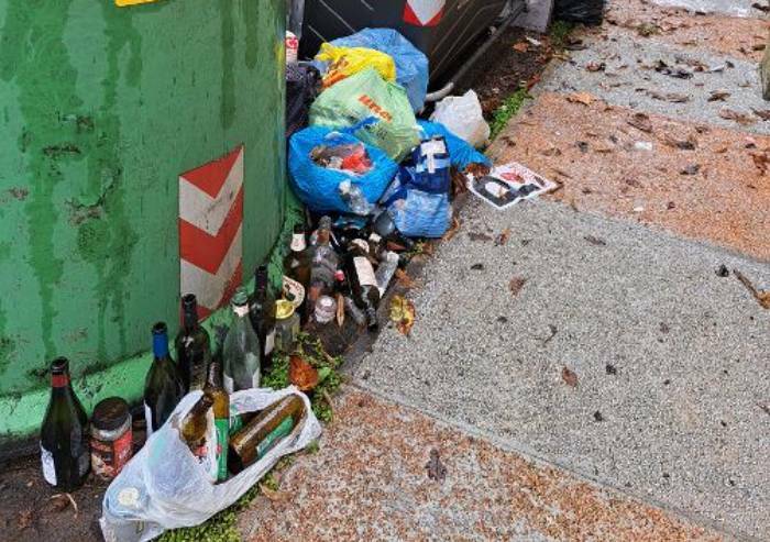 Modena, vergogna senza fine: rifiuti ovunque e campana vetro stracolma