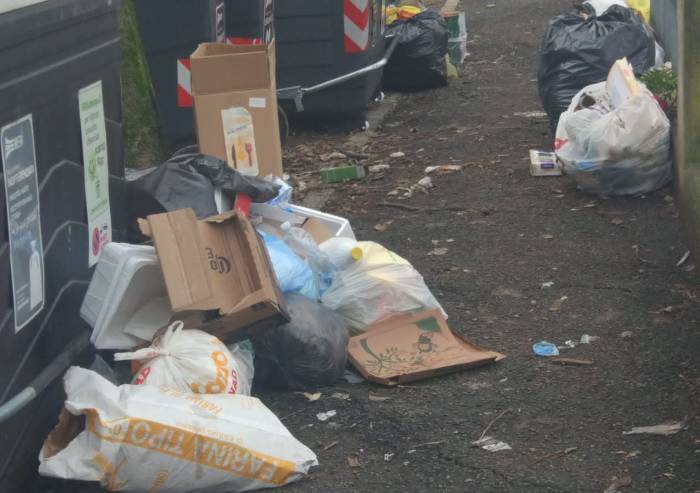 Modena, via Barozzi: rifiuti e degrado, lo spettacolo è deprimente