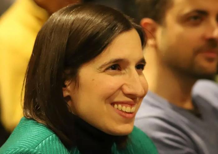 Femminista ed ecologista: chi è Elly Schlein, 'prima donna' alla guida del Pd