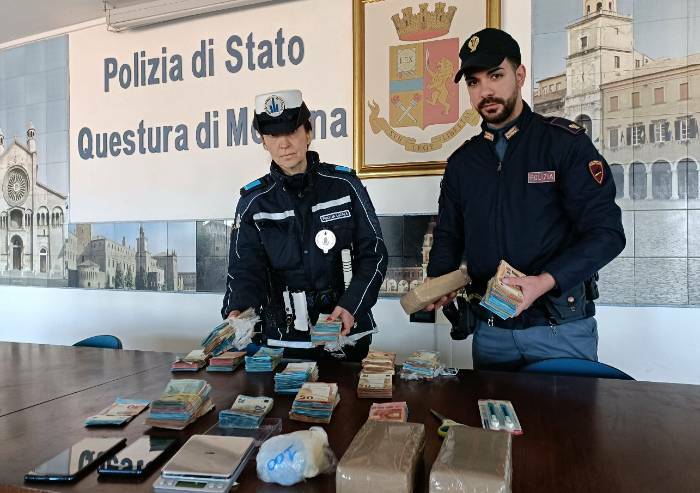 Tre panetti di hashish nascosti in auto: arrestati due italiani