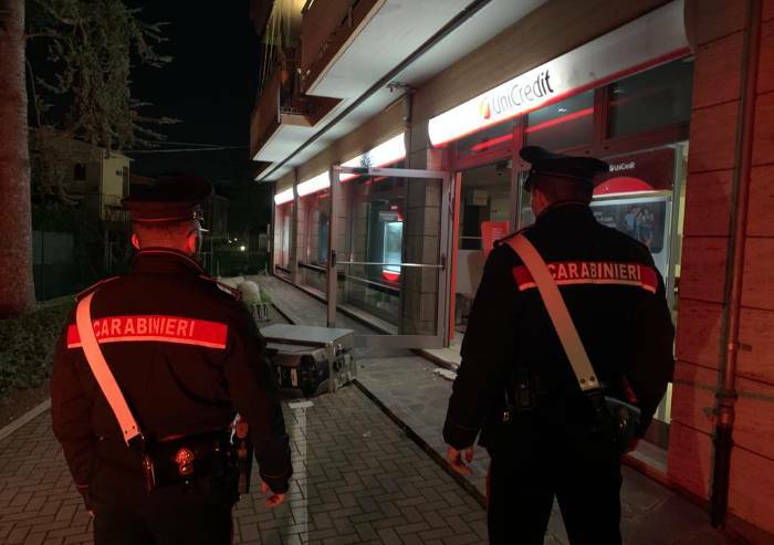 Assaltano e 'sradicano' il bancomat ma i Carabinieri li mettono in fuga